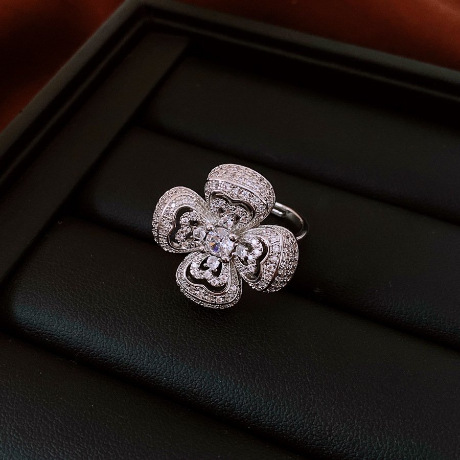 Four-petal Flower Clavicle Chain Fashion Special-interest Jewelry Suit Women - Image 5