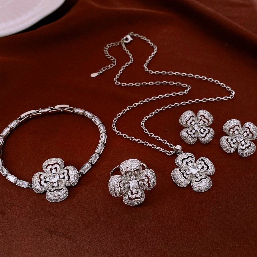 Four-petal Flower Clavicle Chain Fashion Special-interest Jewelry Suit Women