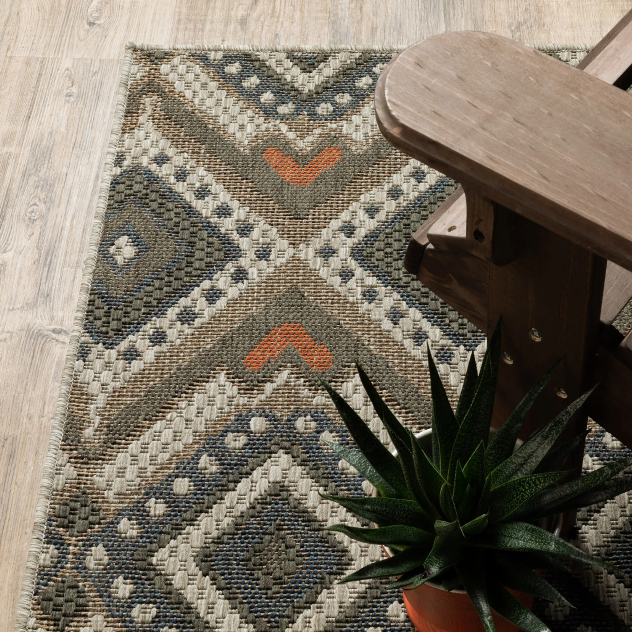 8' x 10' Gray Geometric Stain Resistant Indoor Outdoor Area Rug - Image 5